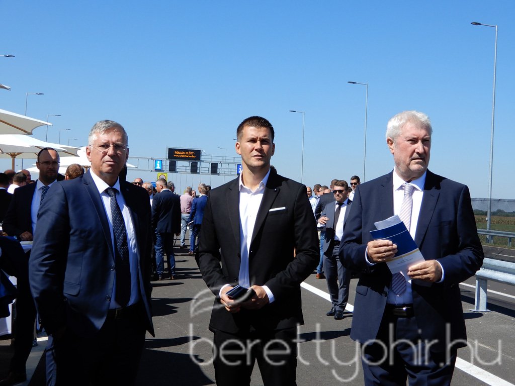 Átadták az M4-es autópálya Ártándig tartó szakaszát05